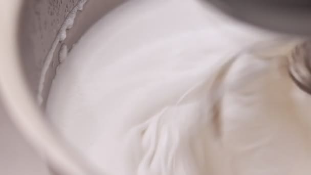 Küchenmixer Schlägt Das Eiweiße Eiweiß Einen Dicken Weißen Schaum Schneebesen — Stockvideo