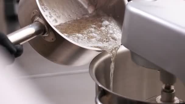 Pastry Chef Pours Boiling Sugar Syrup Mixer Bowl Whites Protein — Stok video