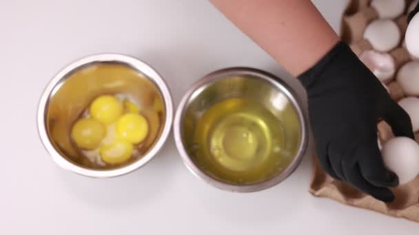 Beyaz Kabuklu Yumurta Sarısı Beyaz Yumurta Ile Siyah Eldivenli Elleri — Stok video