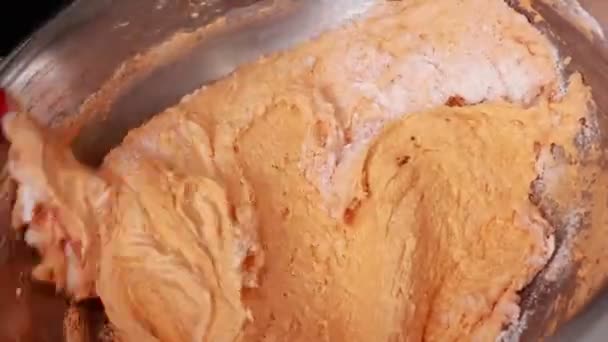Chef Pasticceria Mescola Una Ciotola Acciaio Inossidabile Spatola Silicone Impasto — Video Stock