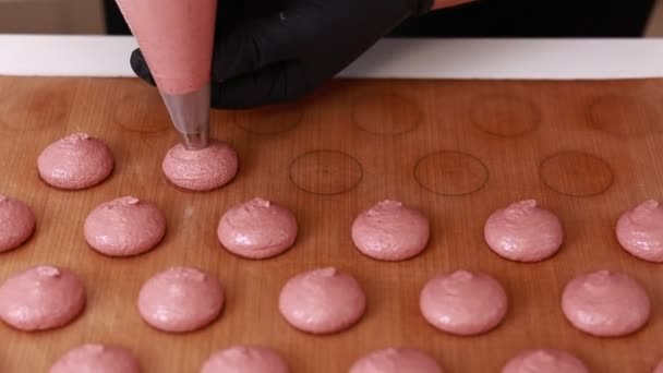 Cuoco Professionista Che Base Dessert Macaron Preparazione Primo Piano Estrusione — Video Stock