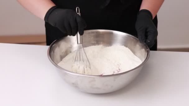 Szef Kuchni Czarnych Rękawiczkach Mieszanie Naturalnych Czerwonych Żywności Barwiących Mąki — Wideo stockowe