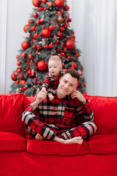 Young Smiling Father Baby Boy Having Fun Red Sofa Christmas — Fotografia de Stock