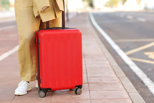 Περικοπή Εικόνα Του Ταξιδιώτη Τουρίστρια Γυναίκα Κίτρινα Ρούχα Κόκκινη Βαλίτσα — Φωτογραφία Αρχείου