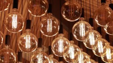 Retro ampullerin soyut yakın plan dekorasyonu aydınlatmalı klasik tarzda parıldıyor. Geceleri tavanda yanıp sönen eski moda elektrik lambaları..