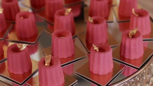 Różowy Mus Mini Lekkie Desery Żelatyną Złotych Stojakach Święta Stołu — Wideo stockowe