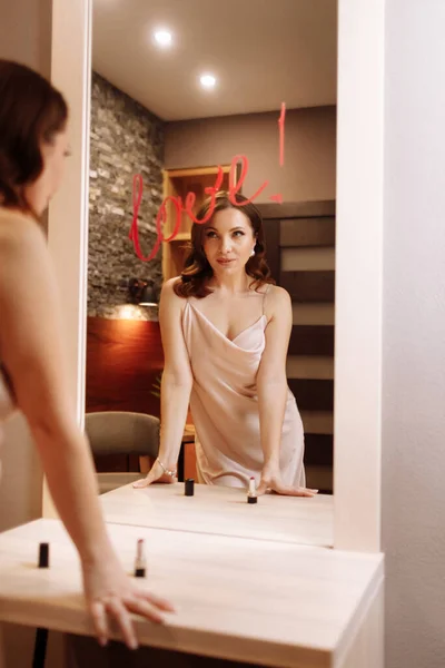 Leende Vacker Ung Kvinna Ser Sig Spegeln Med Kärlek Till — Stockfoto