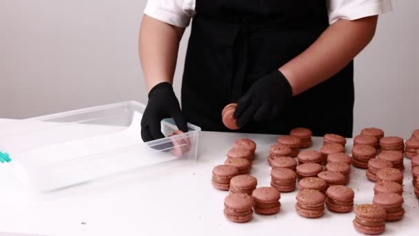 Färdig Fransk Dessert Choklad Makaron Låg Plast Förpackning För Bageri — Stockvideo