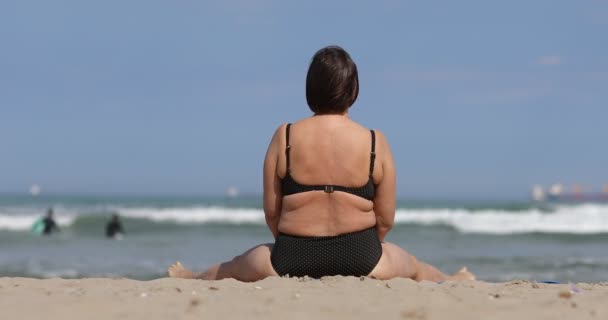 Nadwaga Kobieta Stroju Kąpielowym Jest Opalanie Się Plaży Patrząc Morze — Wideo stockowe