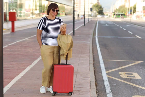 Senior Woman Sunglasses Red Suitcase Using Smartphone Outdoors Airport Railway — Fotografie, imagine de stoc