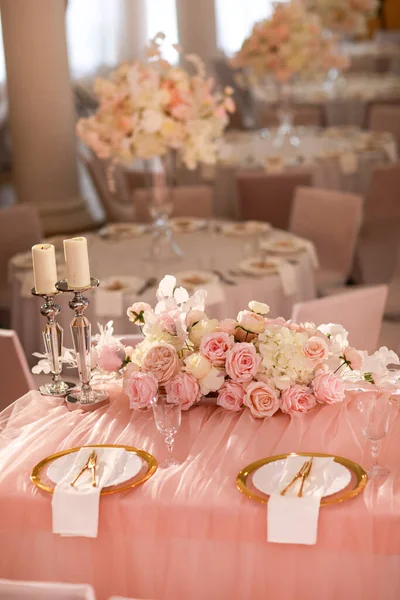 Asztaldísz Rózsaszín Terítővel Kristály Gyertyatartó Gyertyákkal Fehér Rózsaszín Virágokkal Étteremben — Stock Fotó