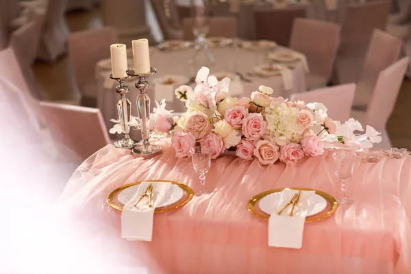 Decoración Mesa Con Mantel Rosa Candelabros Cristal Con Velas Flores — Foto de Stock