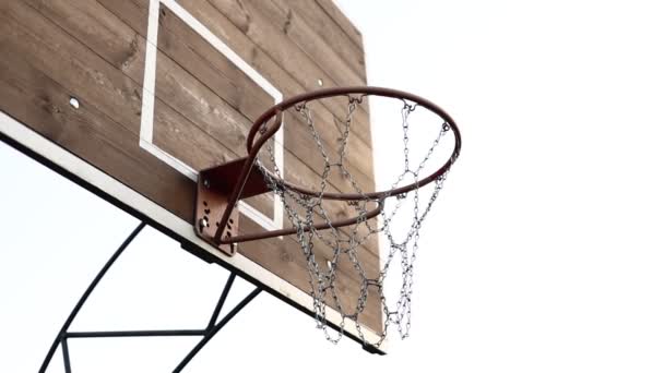 Крупним Планом Баскетбольне Кільце Баскетбольний Майданчик Відкритому Повітрі Металева Сітка — стокове відео