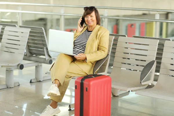 Adult Businesswoman Working Laptop Airport Hall Suitcase Woman Waiting Her — 스톡 사진