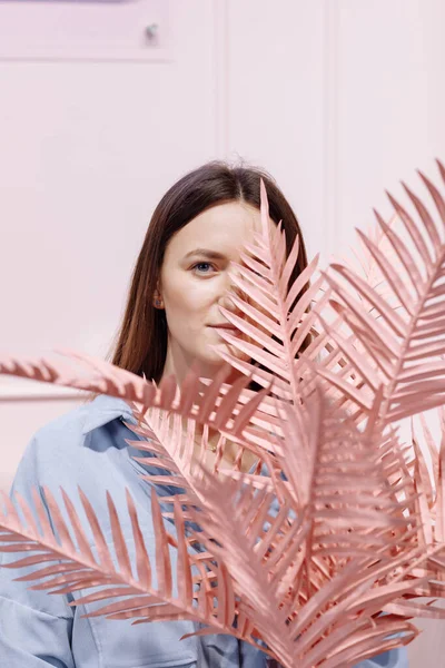 Young Beautiful Woman Blue Shirt Pink Palm Leaves Decor Hands — Stok fotoğraf