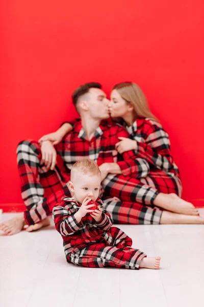 Happy Family Having Fun Together Smiling Young Mom Dad Baby — Fotografia de Stock