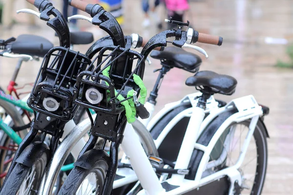Dos Bicicletas Asistidas Por Motores Eléctricos Están Aparcadas Cerca Bicicletas — Foto de Stock