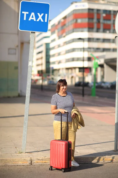 Ενήλικας Κομψό Επιχειρηματικό Γυναίκα Στο Κοστούμι Κόκκινη Βαλίτσα Αποσκευές Περιμένει — Φωτογραφία Αρχείου