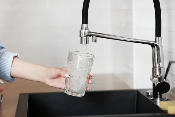 Glazen Leidingwater Vullen Drinkwater Close Het Begrip Zuiver Drinkwater Concept — Stockfoto