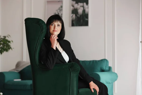 Beautiful Business Woman Black Suit White Blouse Sitting Green Sofa — Foto de Stock