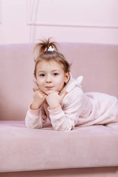 Little Cute Adorable Caucasian Girl Lying Alone Pink Sofa Looking — Stock Photo, Image