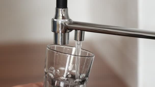 Glas Mit Leitungswasser Füllen Trinkwasser Aus Nächster Nähe Konzept Reinen — Stockvideo