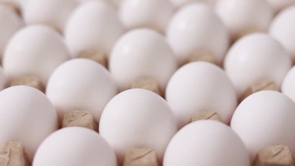 Білі Курячі Яйця Картонній Коробці Свіжі Сирі Яйця Паперовій Тарі — стокове відео