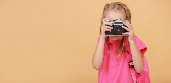 Sevimli Kız Çocuğunun Afişi Eski Moda Bir Retro Kamerayla Fotoğraf — Stok fotoğraf