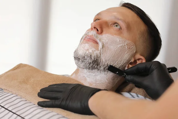 Barber Man Shaving Client Vintage Straight Razor Barbershop Shaving Cream — Foto de Stock