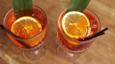 Gözlüklü Aperol kokteyli. Kokteyl aperol spreyi. Taze portakal dilimleri, buz, yeşiller ve iki siyah pipet. Tipik İtalyan içeceği, Prosecco marka köpüklü beyaz şarapla yapılmış aperatif..