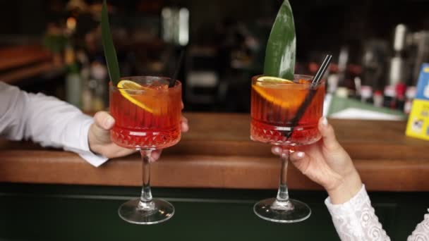 Mani Donna Uomo Stanno Tintinnando Applaudite Con Bicchieri Cocktail Spritz — Video Stock