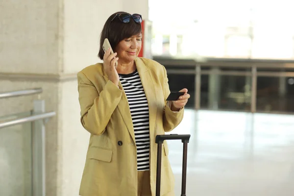 Adult Beautiful Woman Using Smartphone Credit Card Paying Online Shopping — Stock Photo, Image