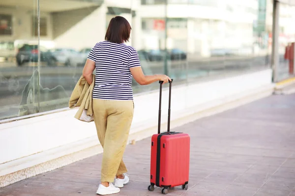 티셔츠를 공항이나 기차역 가방을 택시를 뒤에서 보인다 여성은 도시를 준비가 — 스톡 사진