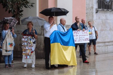 Valencia, İspanya. 18 Eylül 2022: Toplantı, Ukrayna Savaş Protestosu. Halk, Ukrayna bayrağını Rusya 'nın Ukrayna' yı işgaline karşı tutuyor. Bazı Ukrayna Savaş Karşıtı Şarkı ve afişler