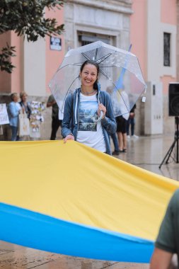 Valencia, İspanya. 18 Eylül 2022: Toplantı, Ukrayna Savaş Protestosu. Halk, Ukrayna bayrağını Rusya 'nın Ukrayna' yı işgaline karşı tutuyor. Bazı Ukrayna Savaş Karşıtı Şarkı ve afişler