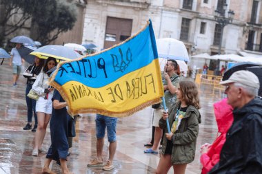 Valencia, İspanya. 18 Eylül 2022: Toplantı, Ukrayna Savaş Protestosu. Halk, Ukrayna bayrağını Rusya 'nın Ukrayna' yı işgaline karşı tutuyor. Bazı Ukrayna Savaş Karşıtı Şarkı ve afişler