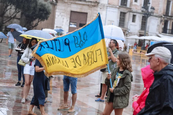 Valencia, İspanya. 18 Eylül 2022: Toplantı, Ukrayna Savaş Protestosu. Halk, Ukrayna bayrağını Rusya 'nın Ukrayna' yı işgaline karşı tutuyor. Bazı Ukrayna Savaş Karşıtı Şarkı ve afişler