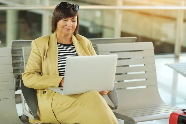 Smiling Adult Businesswoman Working Laptop Airport Terminal Hall Waiting Flight — Stock Photo, Image