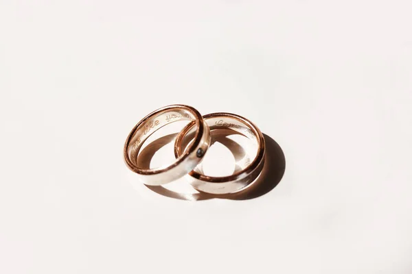 ハイライト マクロ 選択的フォーカスを持つ光の背景に花嫁と新郎のためのエレガントな結婚指輪 — ストック写真
