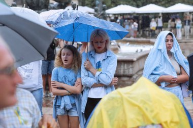 Valencia, İspanya. 18 Eylül 2022: Toplantı, Ukrayna Savaş Protestosu. Halk, Ukrayna bayrağını Rusya 'nın Ukrayna' yı işgaline karşı tutuyor. Bazı Ukrayna Savaş Karşıtı Şarkı ve afişler