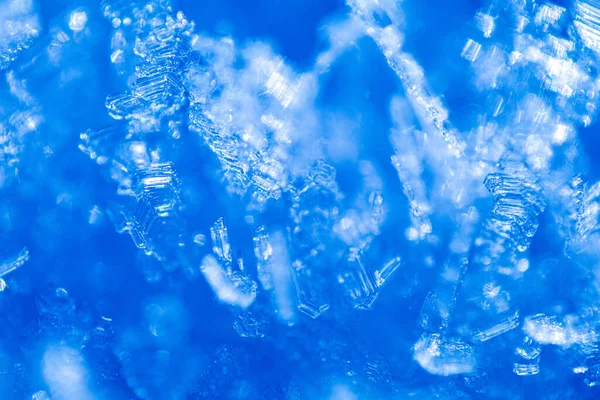Близько Кристалів Снігу Освітлених Блакитним Сонячним Світлом Зимовий Фон Макрос — стокове фото