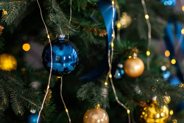 Karácsonyi Arannyal Kék Golyókkal Díszített Fenyőfa Közelkép Gyönyörű Karácsonyfáról Kivilágított — Stock Fotó