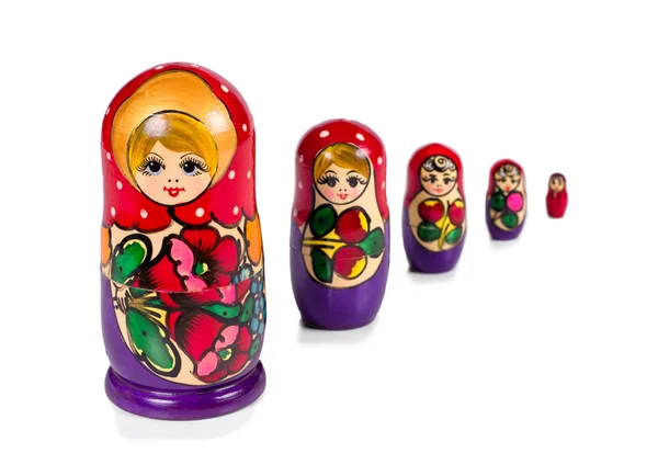 Muñecas rusas matryoshka aisladas sobre fondo blanco — Foto de Stock