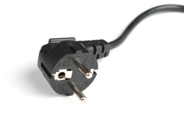 Beyaz bir arka planda izole elektrik kablosu