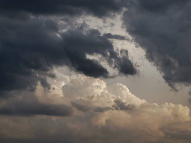 Kara kalın bulutlar ve güzel kokulu pastel bulutlar.