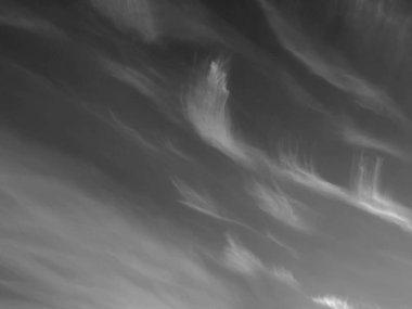 siyah ve beyaz bulanık bulutlar