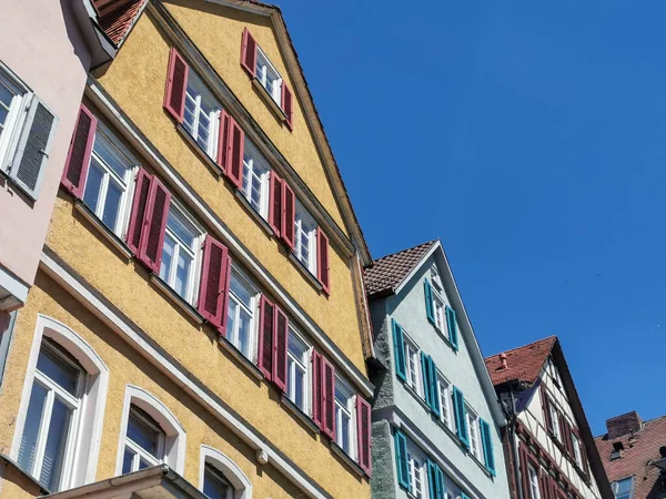Жилые Дома Германии Тюбинген Яркие Коричнево Белые Дома Голубое Небо — стоковое фото