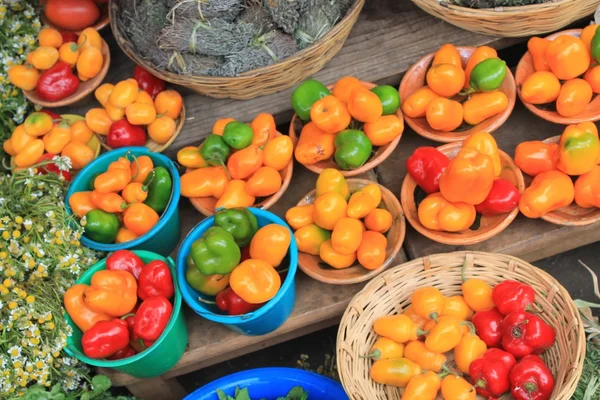 Kleurrijke paprika's op een Mexicaanse boerenmarkt — Stockfoto