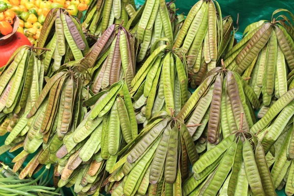 멕시코 시장에서 콩 깍 지 — 스톡 사진
