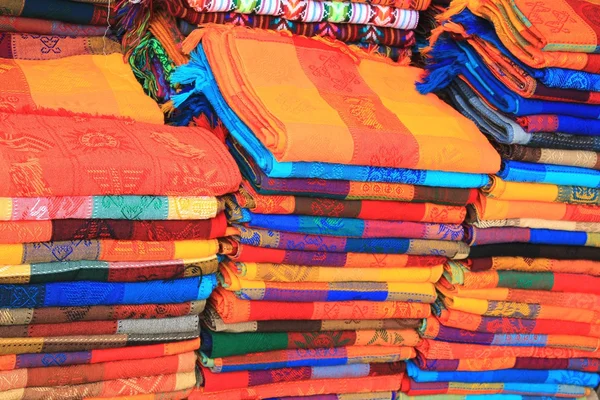 Geweven stof op een Mexicaanse ambachtelijke markt Rechtenvrije Stockafbeeldingen
